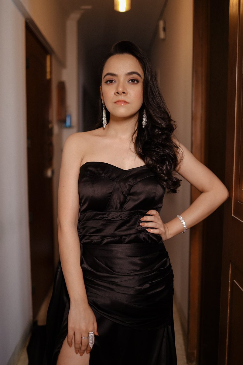 sahejmeen's tweet photo. Ready to walk on a red carpet wearing the trail gown of my dreams 💃🏻

@zeecineawards 🫰🏻
📸-@kartik_jaiswal02 @7889.pratik @chiragpanchal__ 

Outfit @hastakshar_by_shivani
Hair @heenamaru83 
Makeup @aruusmakeup
Styled by @stylebysugandhasood @teamsugandhasood https://t.co/Paf7Jh6QBX