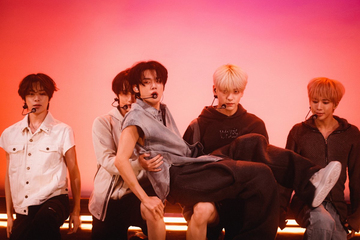 headlineplanet's tweet photo. Tomorrow x Together performs on The Late Late Show With James Corden (press pics by Terence Patrick/CBS) @TXT_members https://t.co/mre27RTS2U https://t.co/Cfe8Epcws7