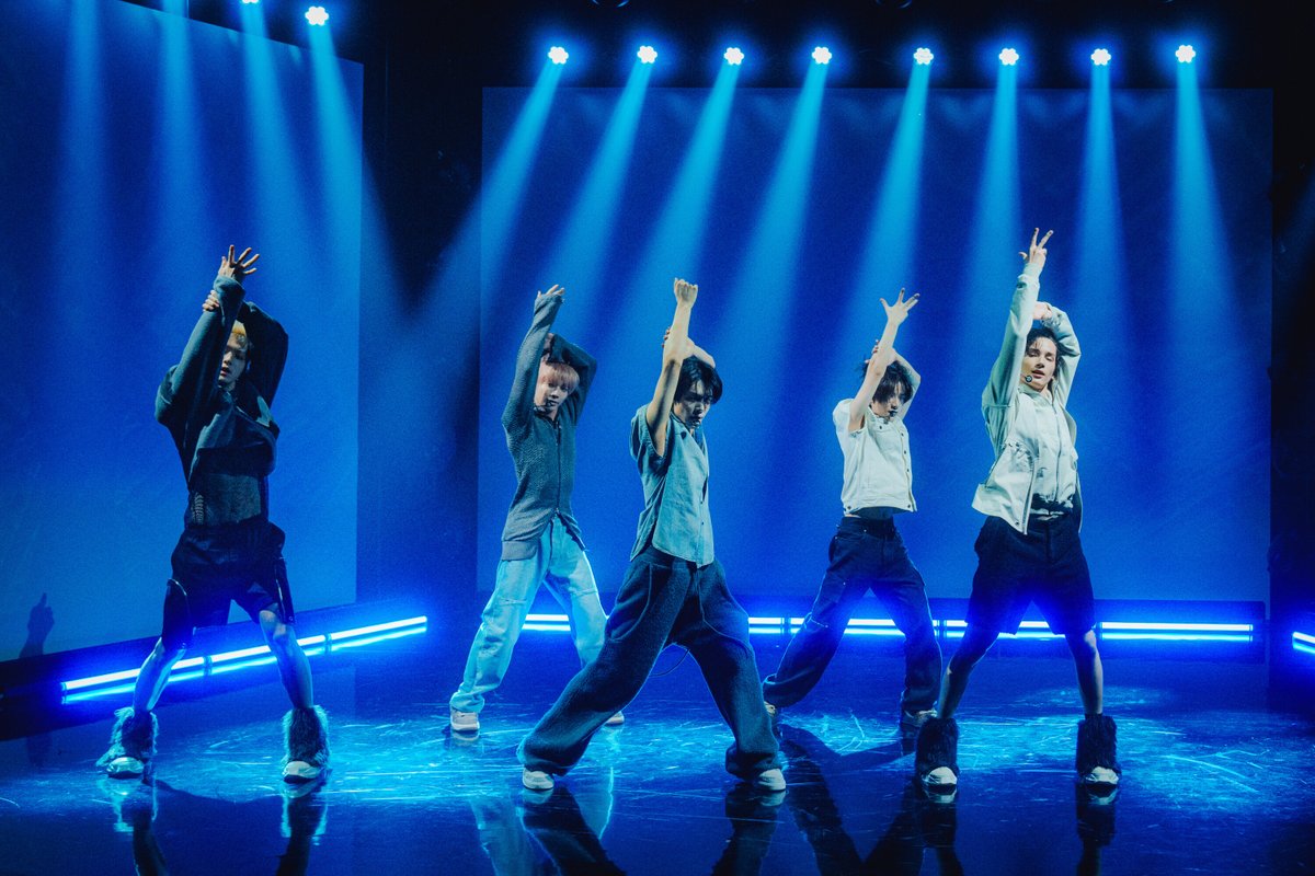 headlineplanet's tweet photo. Tomorrow x Together performs on The Late Late Show With James Corden (press pics by Terence Patrick/CBS) @TXT_members https://t.co/mre27RTS2U https://t.co/Cfe8Epcws7
