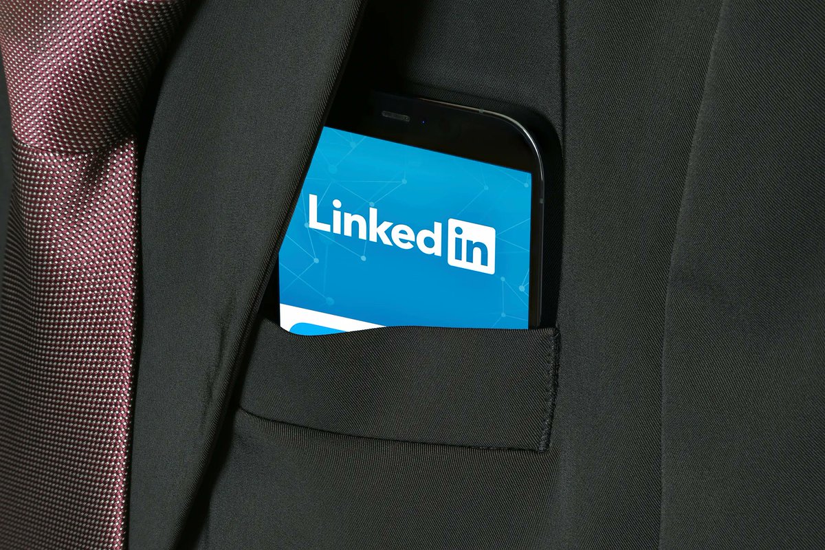 ChanPerco's tweet photo. Les arnaques au recrutement s'intensifient sur #LinkedIn : comment s'y prennent les fraudeurs ?

Le plus souvent, les victimes avaient participé à un faux processus de recrutement, mis en place par de faux recruteurs, et qui finissent par obtenir de précieuses données. https://t.co/NnZ3IKyoMs