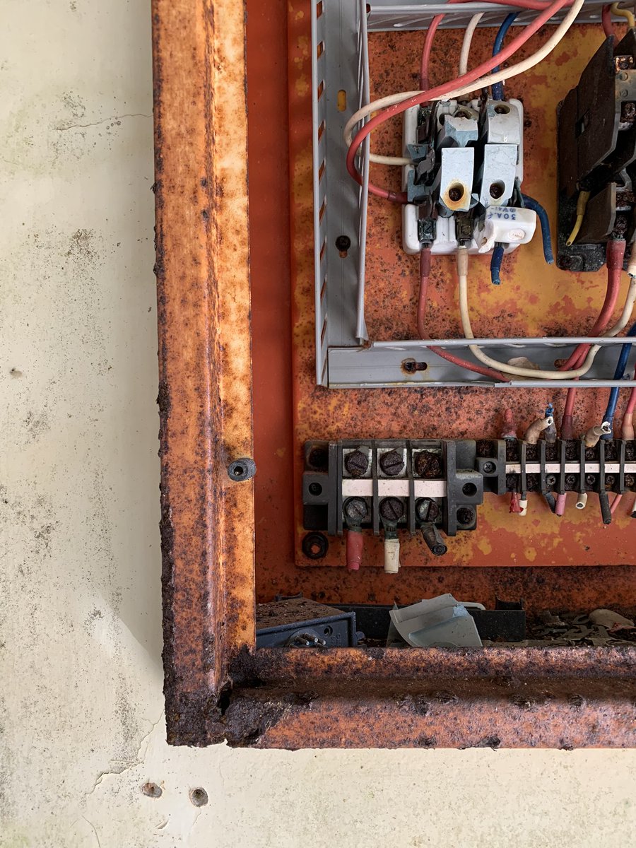 HiroTakeuchi's tweet image. 主観的小景高知
Distribution board on the ruins wall.

#Distributionboard
#Ruinswall
#Ruins
#Wall
#Rust
#廃墟
#分電盤