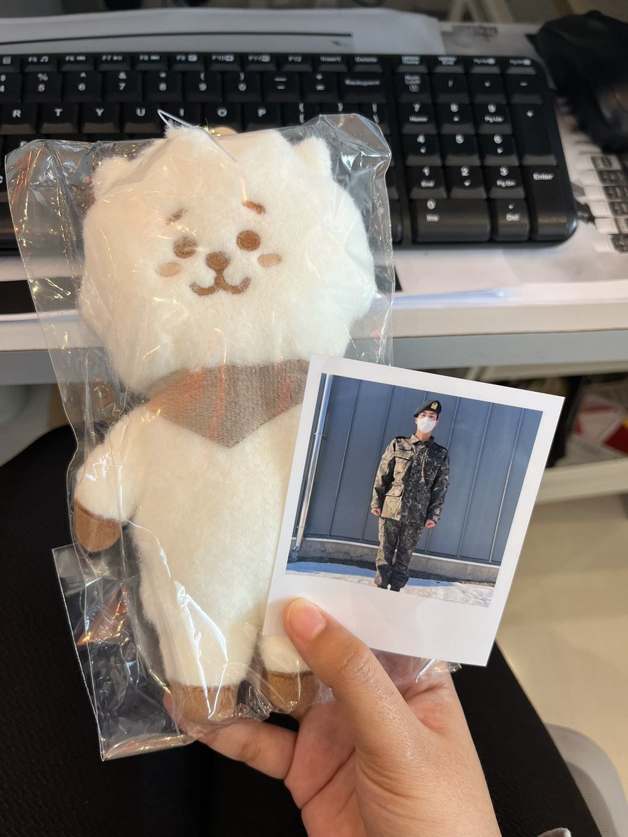 flwrjki's tweet photo. Hi @bangtanHIMANG my RJ safely arrived!!! I didnt expect RJ would be this big 😂 but I LOVE IT!!! Thank you so much 🥹✨ https://t.co/3XiJmI6xJJ