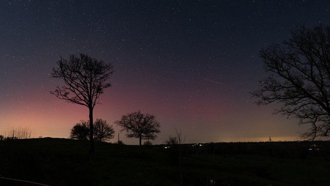 Une aurore boréale photographiée du côté de Mauléon par Maxime Barreau <a href="/MaxXB79/">Maxb</a>, habitant de Moulins. Ce photographe amateur nous raconte ce matin dans les infos, comment il a capté ce superbe tableau que l'on pensait réserver aux habitants du Pôle Nord