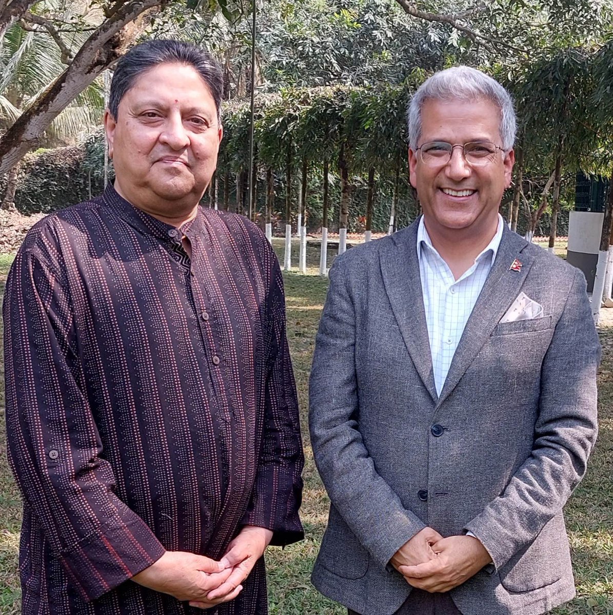 करिव दुई महिनापछिको दोस्रो भेट!

१२ बुँदे सहमतिमा राजतन्त्रको ‘निरंकुशता’ को अंश मात्र हटाउने भनिएको थियो।उनले जनताको चाहना अनुरूप त्यति नै बेला (२०६३ साल वैशाख ११ गते) ‘निरंकुशता’ त्यागिदिए।अर्को शब्दमा भन्नु पर्दा उनी आफूलाई जनतासामू समर्पण गरिसकेका राजा थिए।++(लहरो अलि लामो छ)