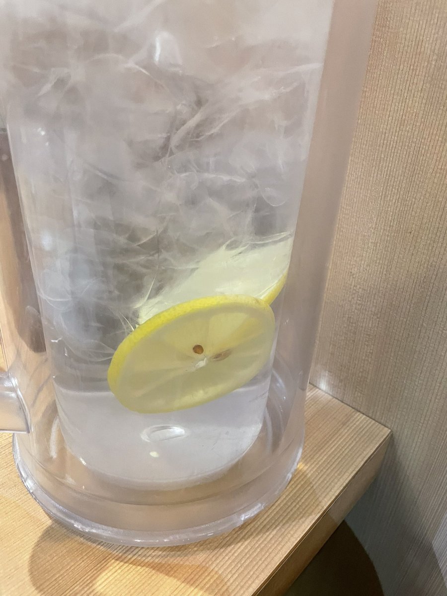 「お水にレモン入ってた 」|こすも/ 코스모のイラスト