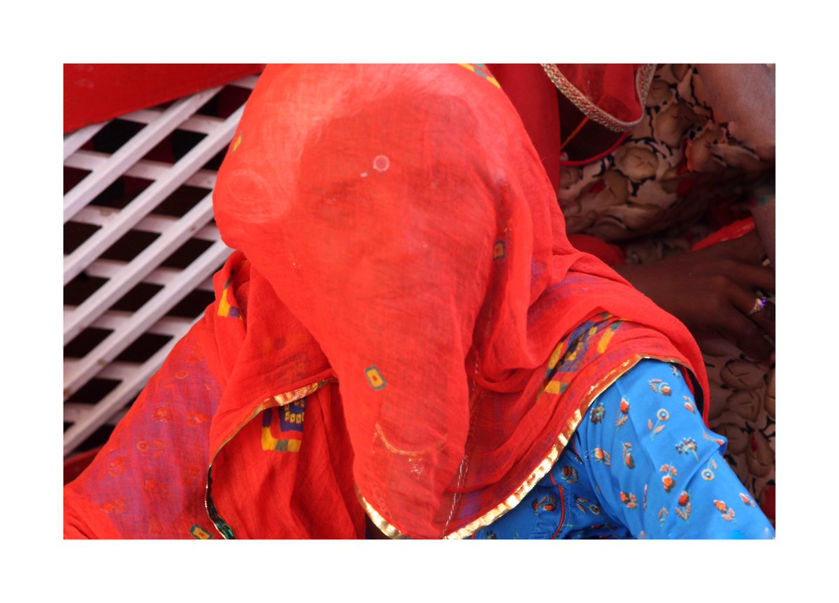 घूंघट....#photojournalism #rajasthan #rajasthaniculture #culture #traditional #woman #rajasthan_tourism #colours
#the_stolen_camera #photography #photooftheday  #one_photo_everyday #Jodhpur #Photofebruary2023 #life 
instagram.com/p/CpMh-G1KEPL/…