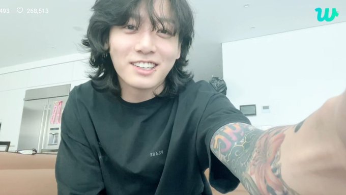 kiss_seven7's tweet photo. — #JUNGKOOK LIVE: 

Dijo que va a salir a trabajar hoy, y que se lavará alrededor de las 2 pm KST. Dijo que se reunió con sus amigos anoche y tomó unas copas. Dijo que acaba de comer cerdo asado como comida. Comentó que Bam no está en buenas condiciones [+] https://t.co/gmP2epZNVj