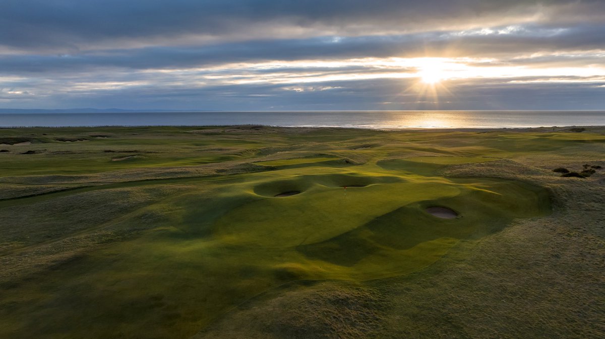 kevinmurraygolf's tweet photo. Eventually got a small window of light and it was worth the wait @royal_porthcawl going again in 15 but not looking great at the mo. #lovegolf #GolfArt #kevinmurraygolfphotography #banditgolfproductions #adventuresingolf    #golfmonthly  #itsallaboutthelight #top100 https://t.co/oBtNFvMirf