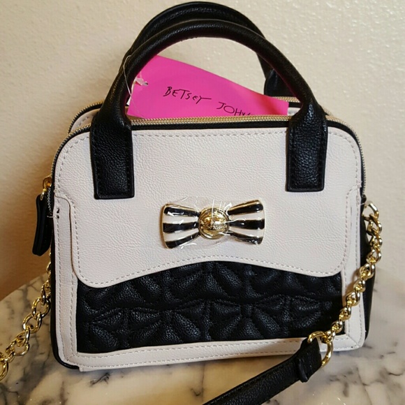 Jenniferperciv2's tweet photo. So good I had to share! Check out all the items I'm loving on @Poshmarkapp #poshmark #fashion #style #shopmycloset #betseyjohnson #lesportsac #michaelkors: https://t.co/ypCtt6a5dE https://t.co/IaGjCmDnON