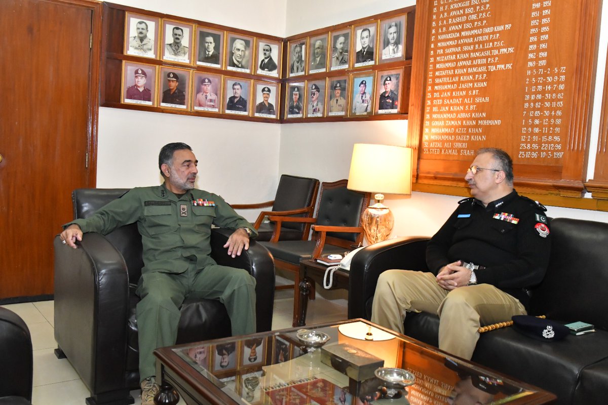 FCOfficial1913's tweet photo. IGP KP Akhtar Hayat Khan Gandapur calls on Commandant FC Salahuddin Khan Mehsud for discussions on security and counterterrorism measures https://t.co/esfR6KntsI