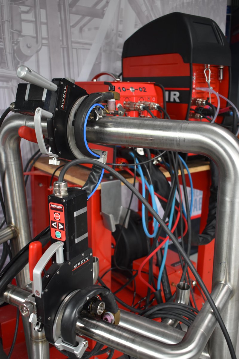 axxair's tweet image. Our #switchbox allows you to connect two welding heads to a single power source and to use the two heads alternatively 🔃 
Here you can see two SATO open #welding heads and our SAXX power source connected to the switchbox🔋
Contact us 📞hubs.ly/Q01CYlxz0