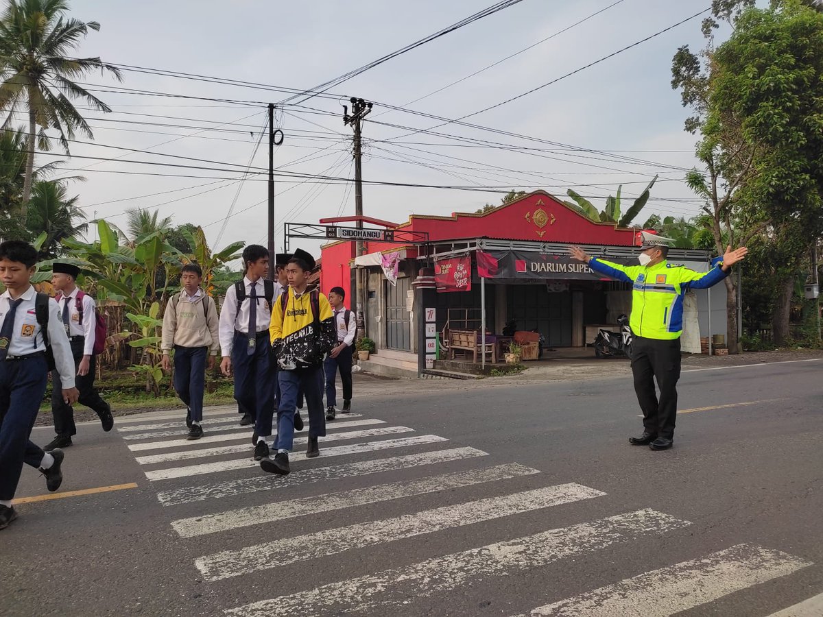 TMC_Kebumen's tweet photo. Melaksanakan pengaturan dan penjagaan lalu lintas di Jl. Prembun Kebumen
#PolriPresisi 
#Polantashadir
#Satlantaskebumen
#Penling
#Tertiblalulintas
#Kebumensemarak
#Kebumenberiman https://t.co/J2tbnMgzKg
