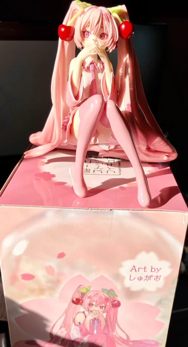 しゅがお先生がデザインされた桜ミクちゃんをGETしましたうまく座らせるのが難しいですがとっても可愛いし資料にもなるのでヨシです 