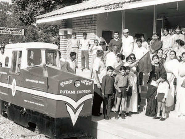 CitizenKamran's tweet photo. #Bengaluru's first toy train, Putani Express in Cubbon Park to chug once again from March 8. Introduced in Oct 9, 1968, train was an iconic symbol of Garden City, but halted in 2019 due to track damages @SWRRLY undertook repair works for ₹12 lakh and train is all set for 2nd run https://t.co/E7EfWX6qRX