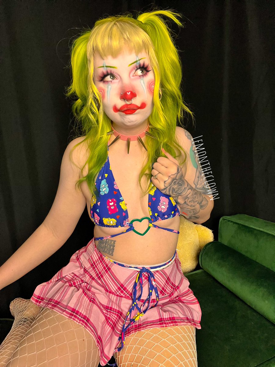Lemon_theclown's tweet photo. Should we kiss? 👉🏻👈🏻 https://t.co/U7zKVeBItW