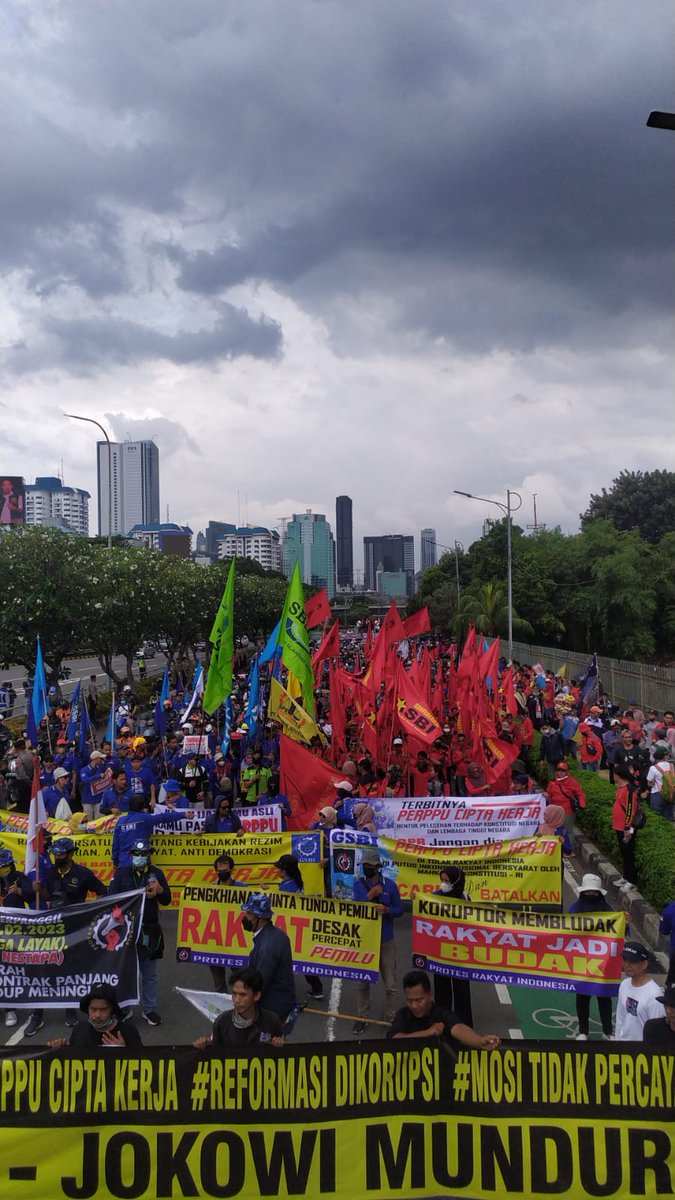 FraksiRakyatID's tweet photo. Barisan masa aksi #CabutPerppuTipuTipu yang dikeluarkan okey presiden @jokowi . 

#UltimatumRakyat 
#ProtesRakyatIndonesia https://t.co/mJqXwfN0kI