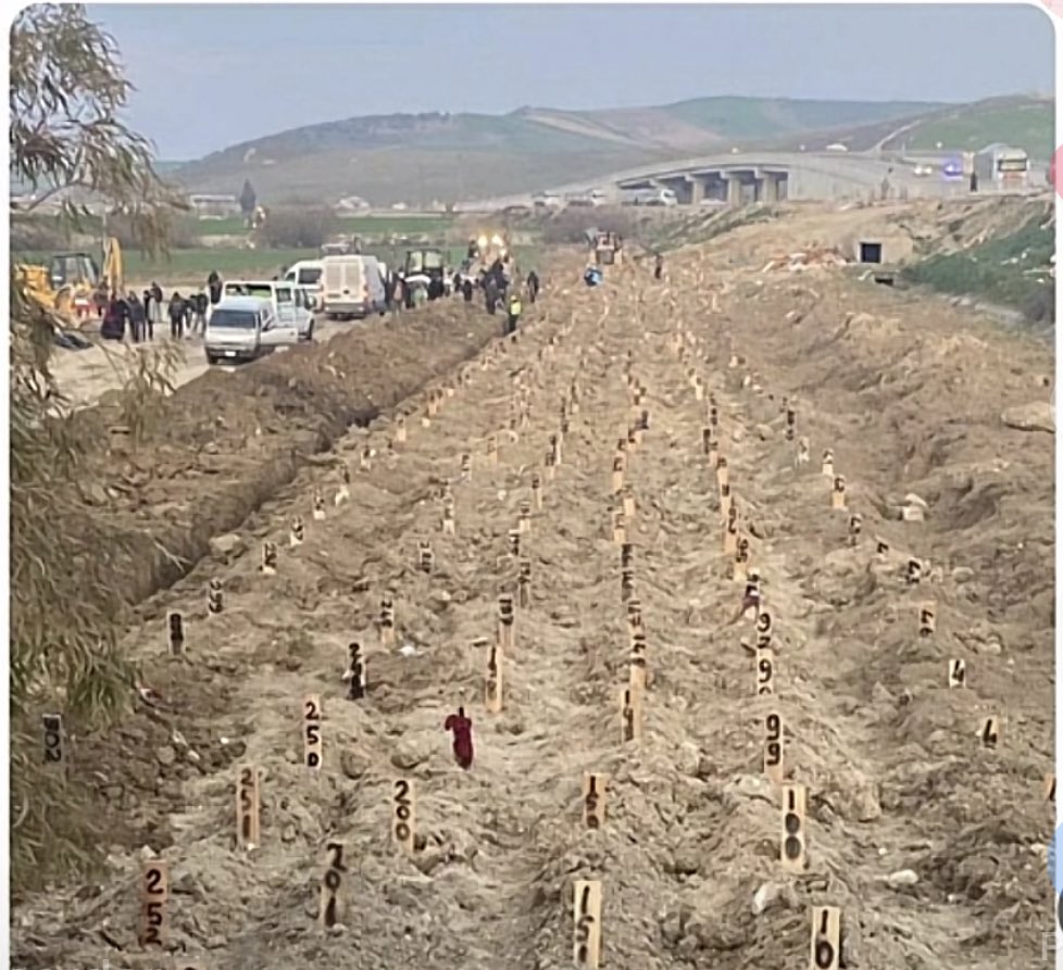 Bir zamanlar hepsinin bir ismi, bir kimliği, bir hayali, belki de bir derdi vardı. Şimdi ise hepsinin bir numarası var..
Şairin dediği gibi arar bulur muydun beni sahipsiz mezar olsaydım?..🥀