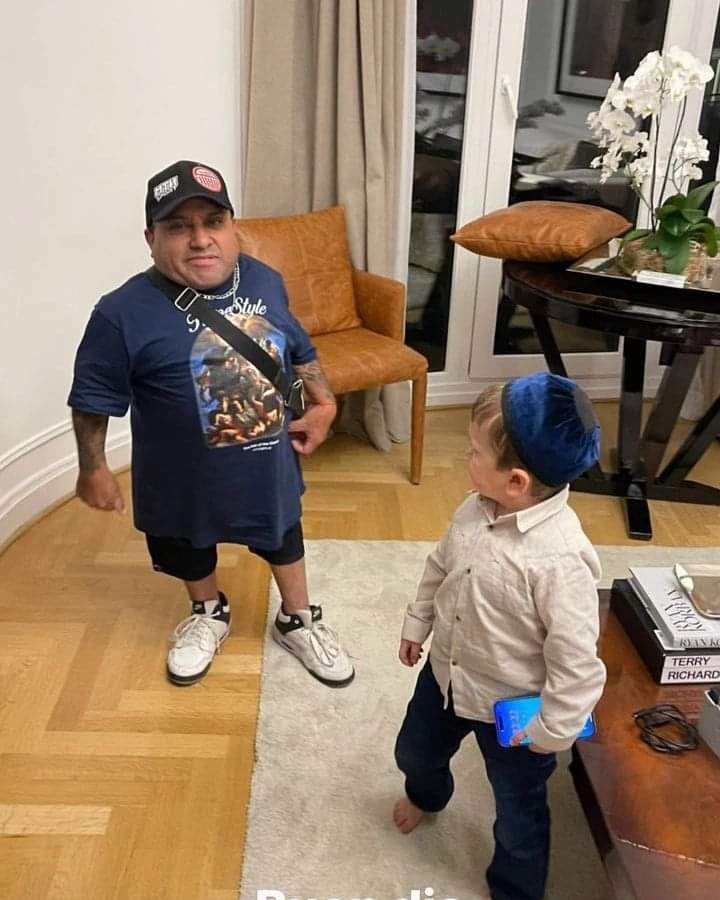 Fotito en el palacio Alvear #hasbullah me mirá mal y quería pelear y le dije portate bien que acá no estás en Rusia amiguito fotito inédita y se las comparto saludos y que tengan una excelente semana 😘👍