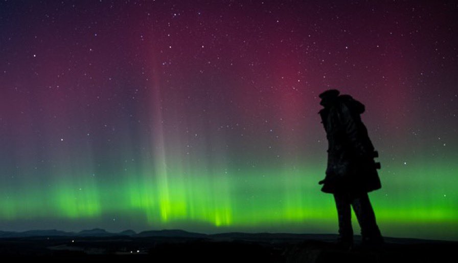 When the #northenlights came to Dunblane and enveloped the statue of Sir David Stirling, the local man who created the SAS. 
Incredible photo by <a href="/CharlesMcGuiga2/">Charles McGuigan</a> <a href="/VisitScotland/">VisitScotland</a>