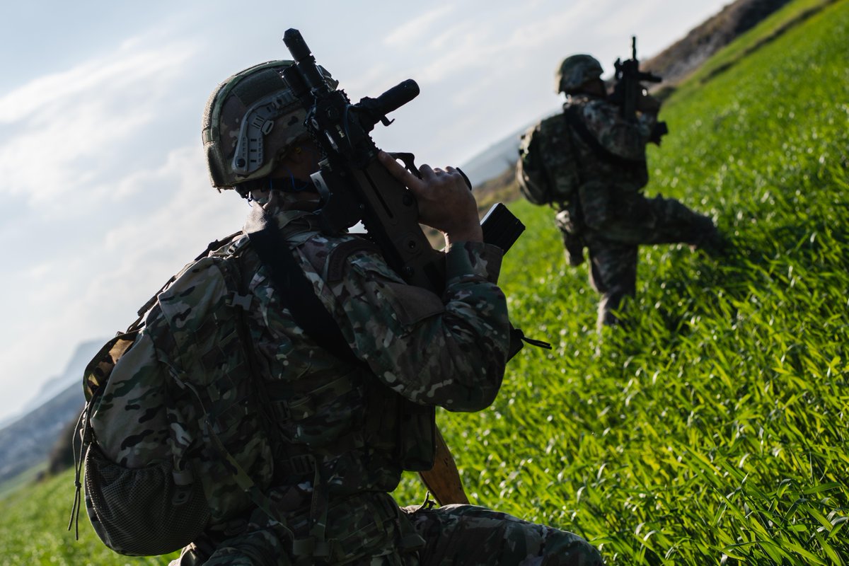 USArmyEURAF's tweet photo. 👀 @USArmy #Soldiers assigned to the @173rdAbnBde work alongside Cypriot soldiers during a squad-level blank fire exercise in Larnaca, Cyprus.

#SilverFalcon 23 is a bilateral exercise between the U.S. and Cyprus to enhance #interoperability.

#StrongerTogether 

@SETAF_Africa https://t.co/ndwkPAP2rk
