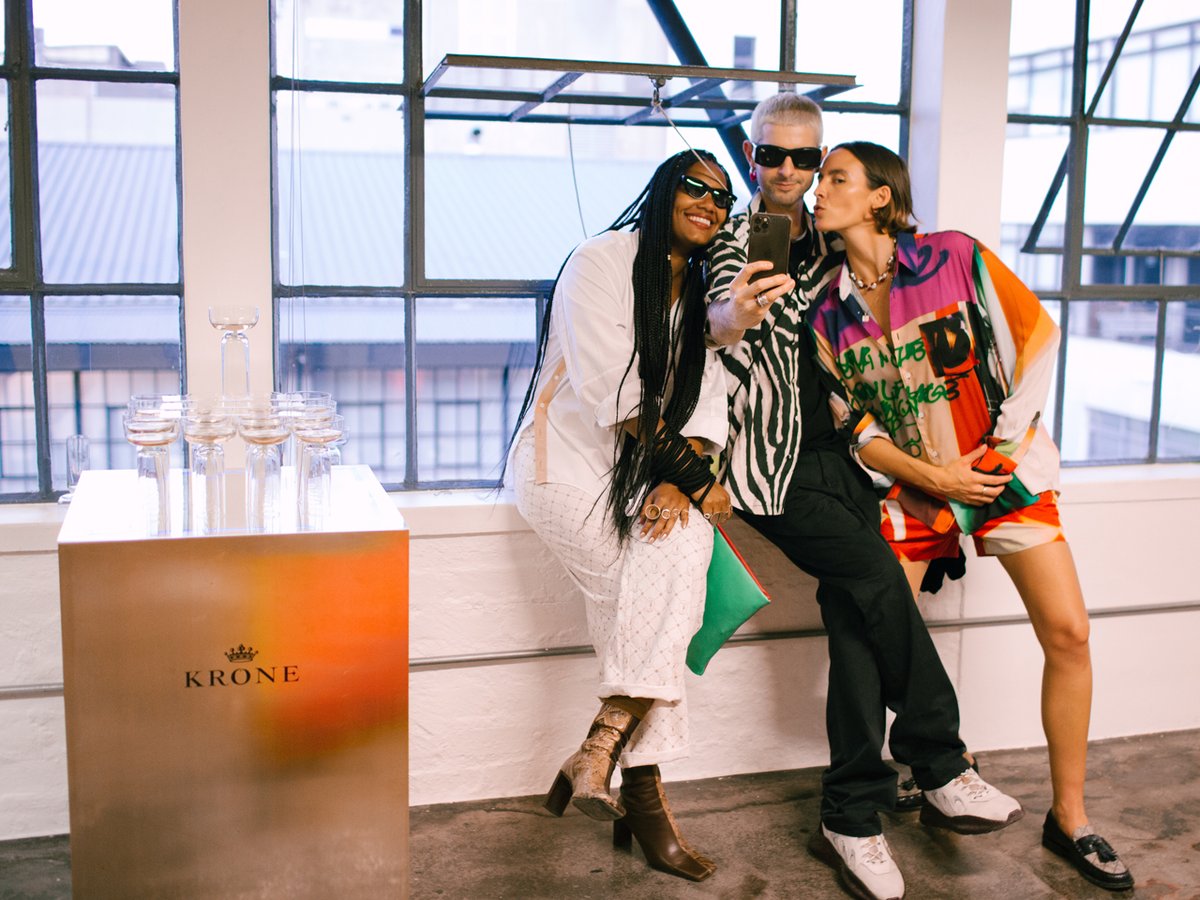 kroneworld's tweet photo. " I’ve always been interested in different textures and different ways of exploring colour. As a kid, I was drawn to colour. I would wear colour from head to toe."
#ColoursofMyBody #LeaColombo #KroneCapClassique #VintageOnlyCapClassique https://t.co/4sDLbLF0Or