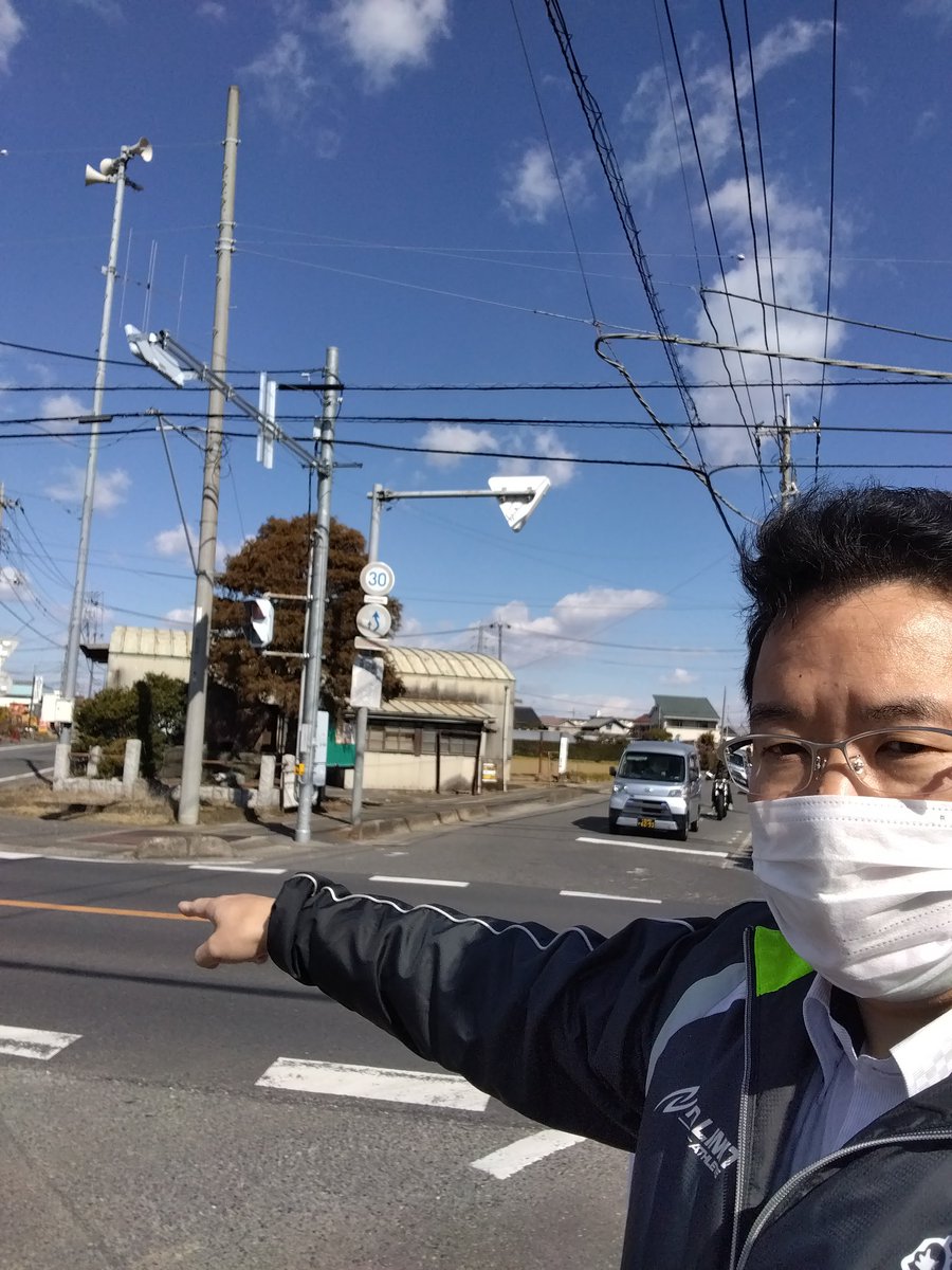 GOJUKARATEGood's tweet photo. 島根の交差点。日中はともかく朝の通勤ラッシュ時間は自動車が渋滞してなかなか通れないそうです。小学校の通学時間帯だけでも手押し信号ではなく普通の信号に変えて欲しいと新住民の方からの要求。住宅街が完成して交通量＆子供達が増えています。安全な道路整備も大切な政治の役割です https://t.co/YbbTnLRkBN