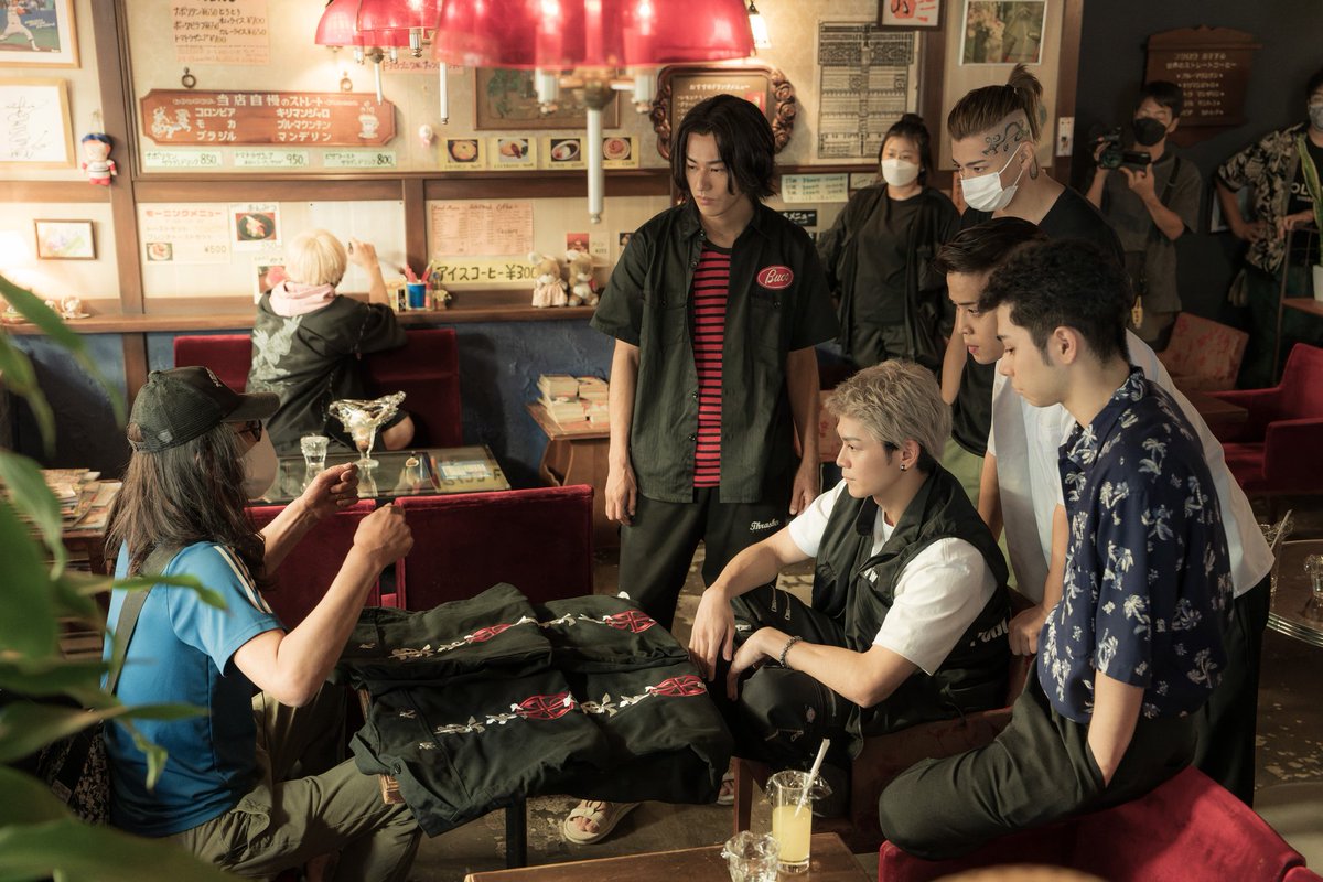 ryoshiizawa's tweet photo. one of making photoshot! i am sure you can guess which scene is it, but can you spot me??? 

( @00_yuxi_Y @NIJlROU @goudon_maeda ) https://t.co/OKByKbYLJD