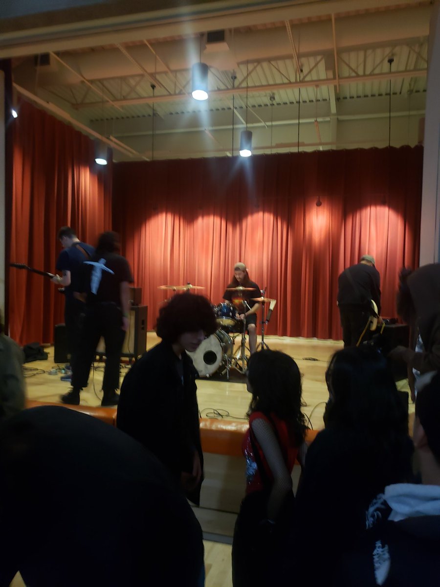 Loud show on a monday