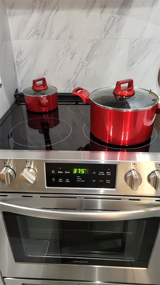 clockitchen's tweet image. 🍳🌶️ Cook like a pro with this stunning metallic red cookware set!  🔥
It's made with high-quality materials for even heat distribution and long-lasting durability.  🌡️ Don't miss out on this opportunity to elevate your cooking game!  😋🛍️
#CookwareSet #KitchenEssentials