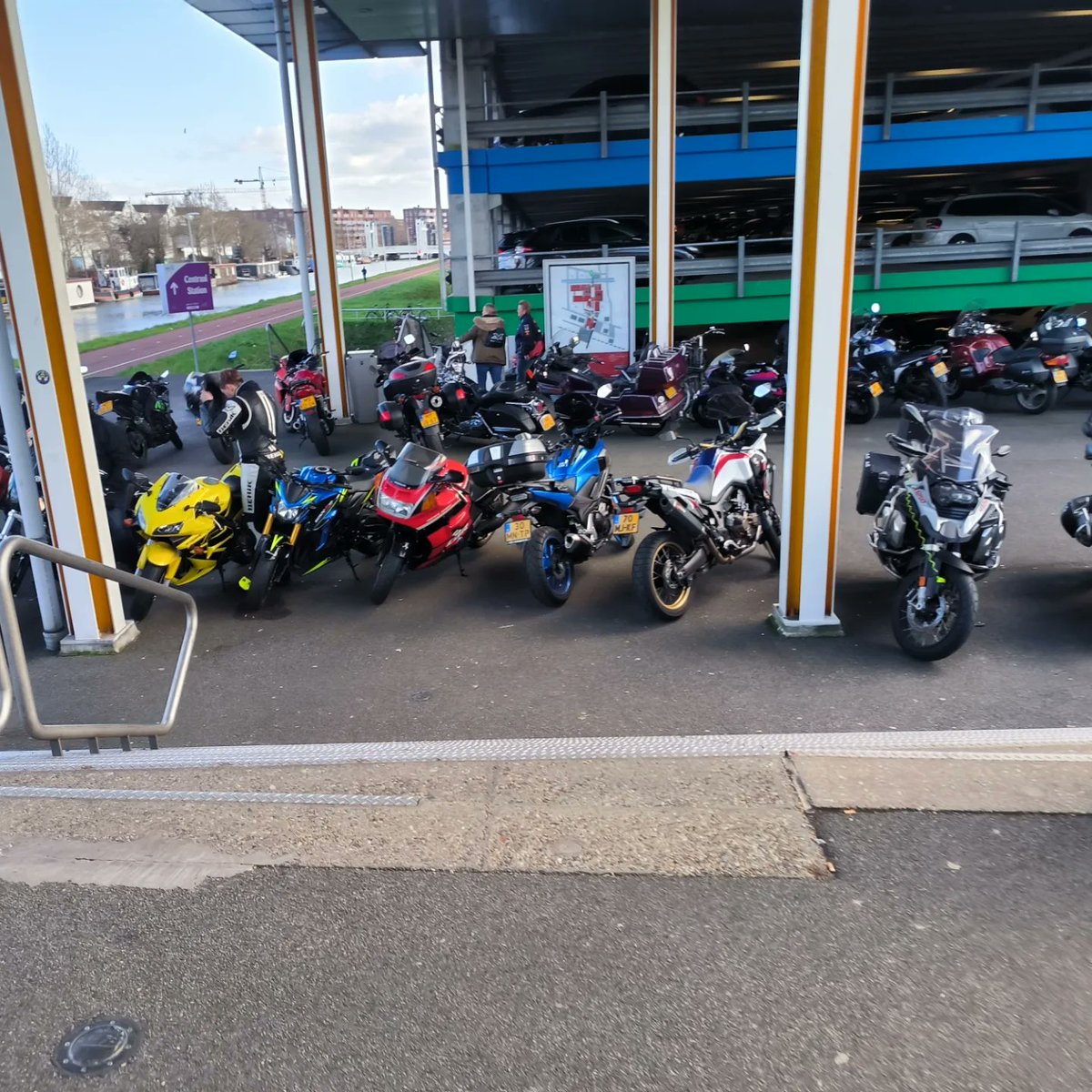 Diabolosyl's tweet photo. Quel monde au salon d'Utrecht ! #motorcycle #motorbeurs #moto #diabolosyl #objectifmoto https://t.co/55eYUTTBAz