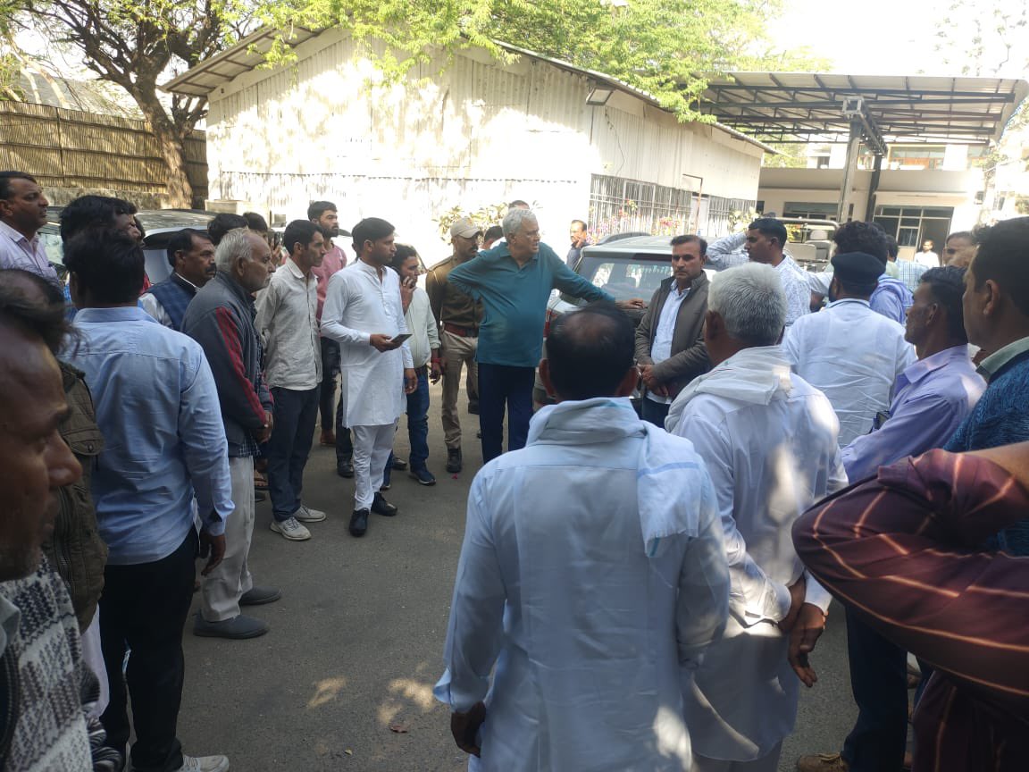 DrKirodilalBJP's tweet photo. आज कैविनेट मंत्री श्री @PSKhachariyawas जी के सरकारी निवास पर प्रदेश के सैकड़ों राशन डीलरों के साथ इनकी जायज माँगो को लेकर मंत्री जी से मुलाक़ात की। मंत्री जी ने आश्वासन दिया है की प्रदेश के डीलरों की  माँगो पर जल्द कार्यवाही की जाएगी। https://t.co/Oiw1AZuGjw