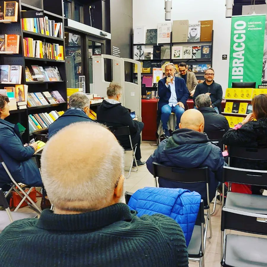 paoloroversi's tweet photo. Ieri sera al @libraccio_negozi ci siamo proprio divertiti a parlare di #YellowDiamonds di #GaiaVirgili ma anche del #Gaggina e di come nasce una copertina. Grazie a tutti quelli che sono passati anche solo per un saluto!

#paoloroversi #libraccio #presentazioni #milano #Semlibri https://t.co/qQuzV9YTLd
