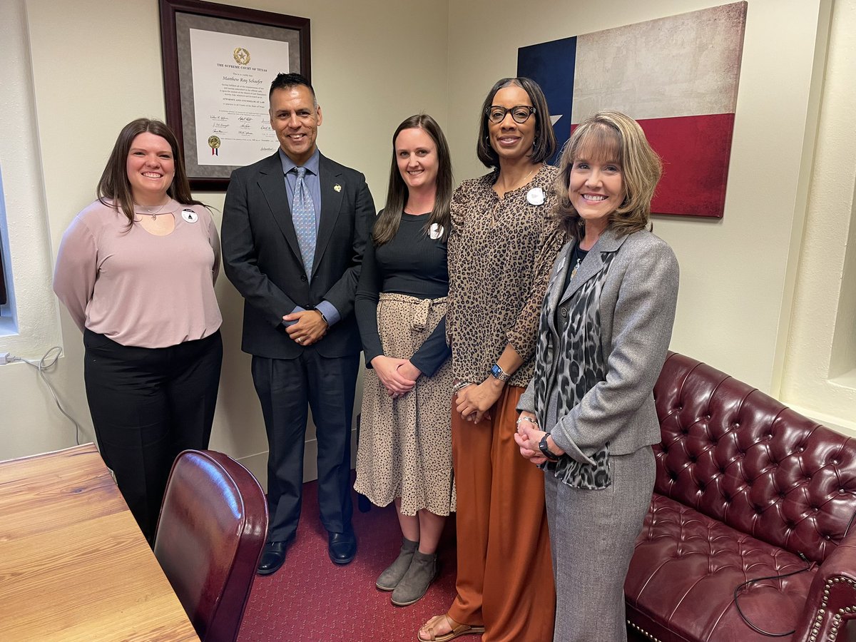 RYHT_ETexas's tweet photo. This is devotion. @delarnm @GreenLeina @LMarder12 &amp; Jennifer Cook were #UnderTheDome using their #TeacherVoice talking to #txlege for #txed. 1/2 @RYHTexas https://t.co/y17asEXcoE