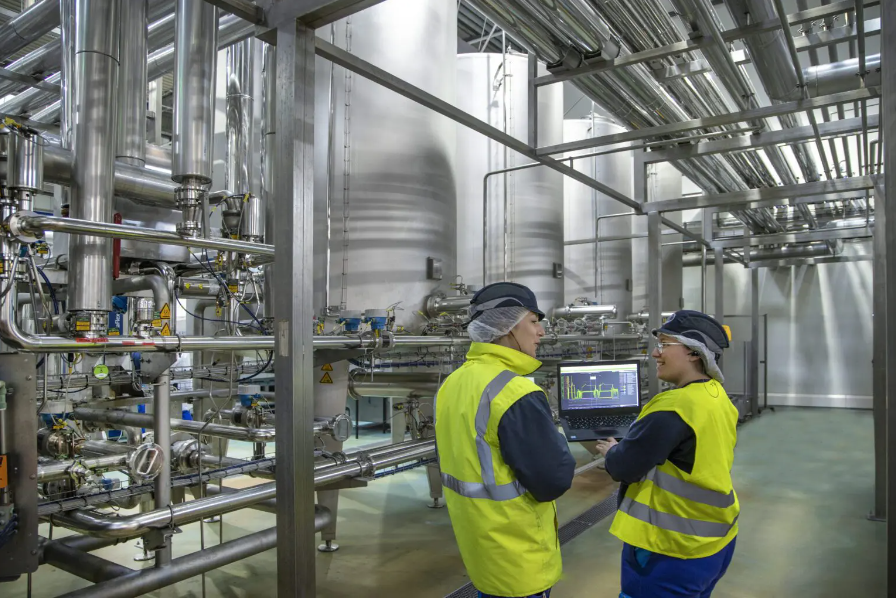 SchneiderElecDK's tweet image. Tænker du maskinsikkerhed ind i designfasen? 🎨 

Mange maskinbyggere ser sikkerhedsaspektet som et nødvendigt onde, som er tidskrævende, besværligt og dyrt.  

Sådan behøver det ikke være. 

Læs @Hennings blogindlæg her: spr.ly/60163ShLa 

#AdaptiveThinking #LifeIsOn