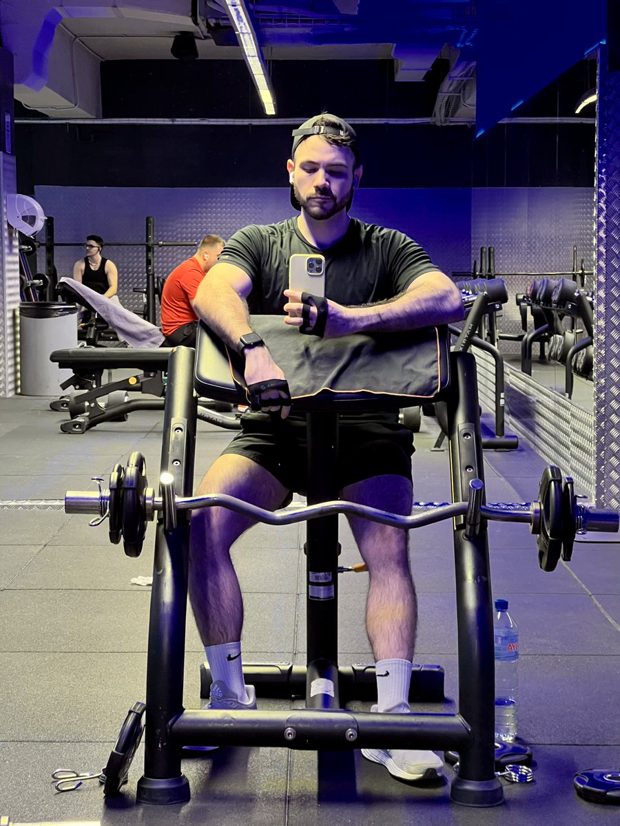 Maldad_oso's tweet photo. ¿Ya entrenaron? 🤡

#Inventada #payasa #queleimporta #vaalgymporselfies #nopainnogain https://t.co/57ZfaOIquO