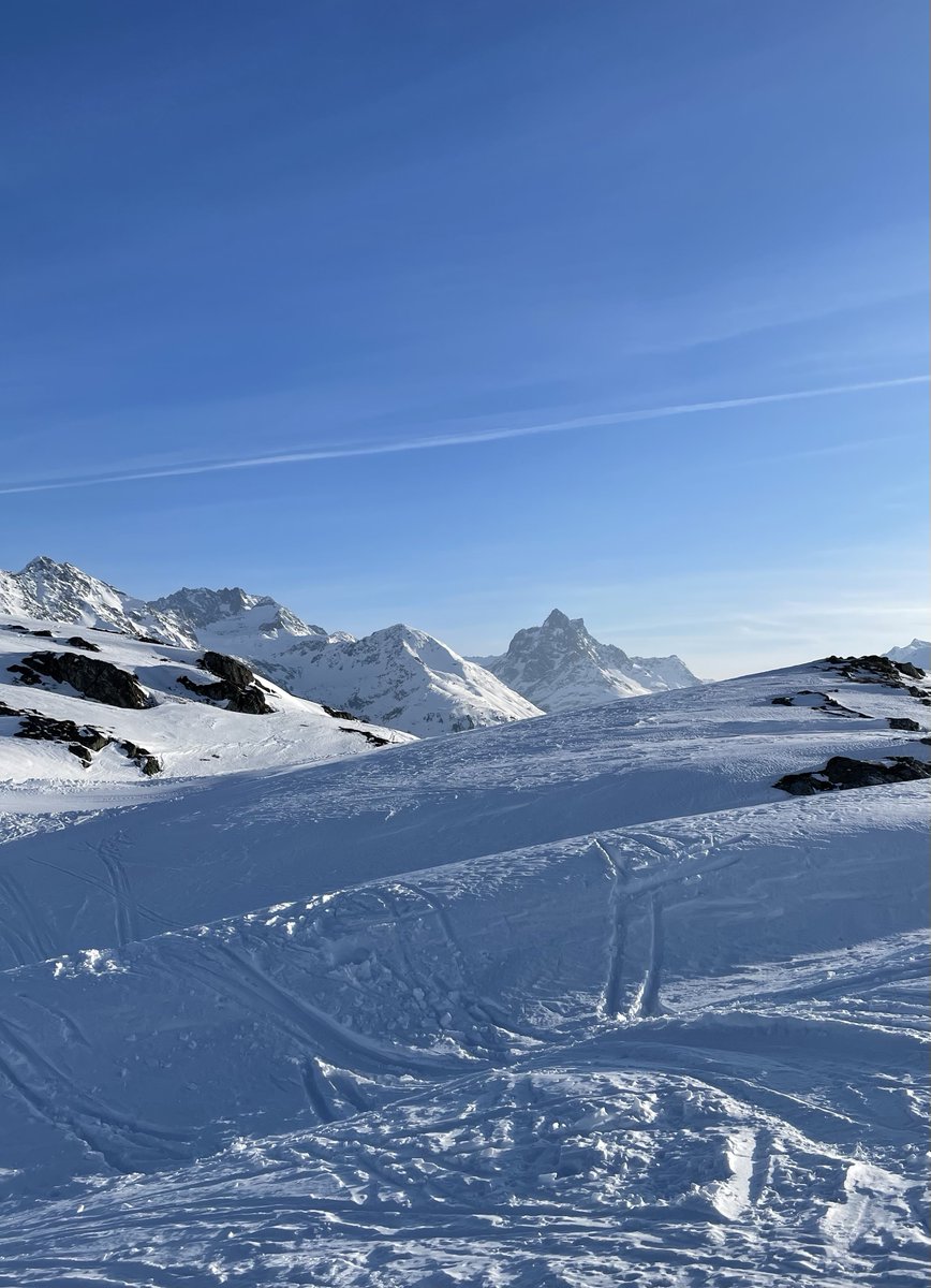 StantonReview's tweet photo. 🎿 Ski vacation anyone? 🤩 Schneehöhe / Snow depth (total):
#Valluga 255cm, #Galzig 165cm, St. Christoph 150cm, #Gampen 105cm, #Rendl 105cm
#stantonamarlberg 
👉 https://t.co/uN626bxMBY
Photos by IG @ kathilaimer👍
#arlberg #inTirol #austria #skiresortlife #skiing #winter2023 https://t.co/0MNRQhHJGa