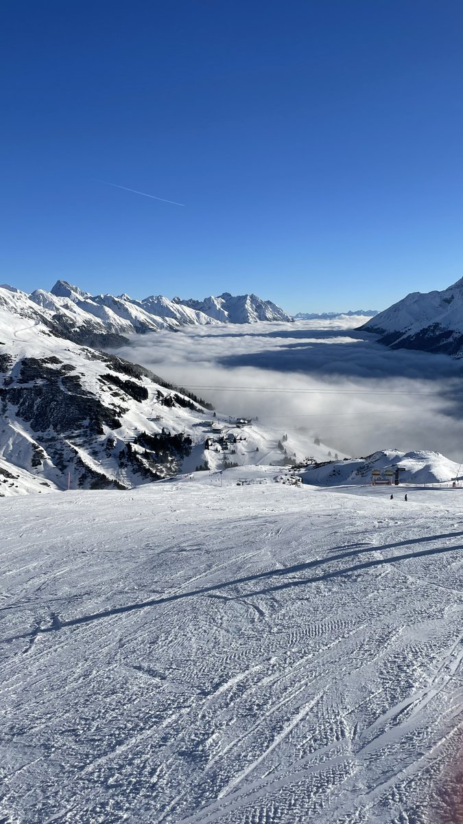 StantonReview's tweet photo. 🎿 Ski vacation anyone? 🤩 Schneehöhe / Snow depth (total):
#Valluga 255cm, #Galzig 165cm, St. Christoph 150cm, #Gampen 105cm, #Rendl 105cm
#stantonamarlberg 
👉 https://t.co/uN626bxMBY
Photos by IG @ kathilaimer👍
#arlberg #inTirol #austria #skiresortlife #skiing #winter2023 https://t.co/0MNRQhHJGa
