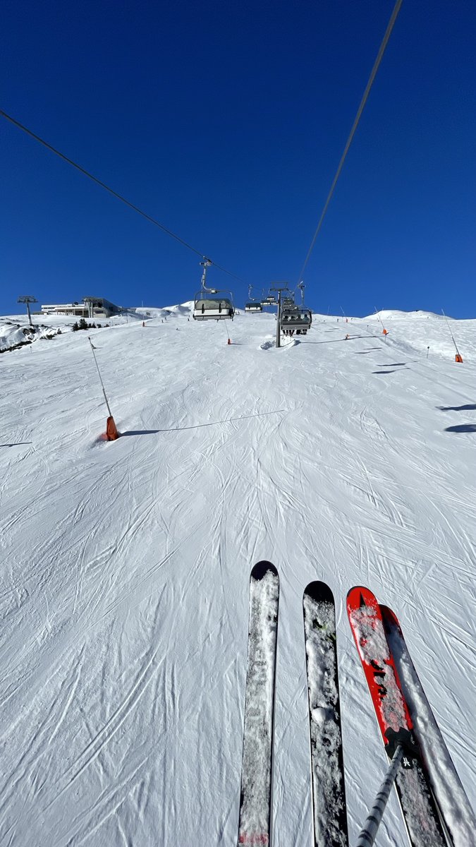 StantonReview's tweet photo. 🎿 Ski vacation anyone? 🤩 Schneehöhe / Snow depth (total):
#Valluga 255cm, #Galzig 165cm, St. Christoph 150cm, #Gampen 105cm, #Rendl 105cm
#stantonamarlberg 
👉 https://t.co/uN626bxMBY
Photos by IG @ kathilaimer👍
#arlberg #inTirol #austria #skiresortlife #skiing #winter2023 https://t.co/0MNRQhHJGa