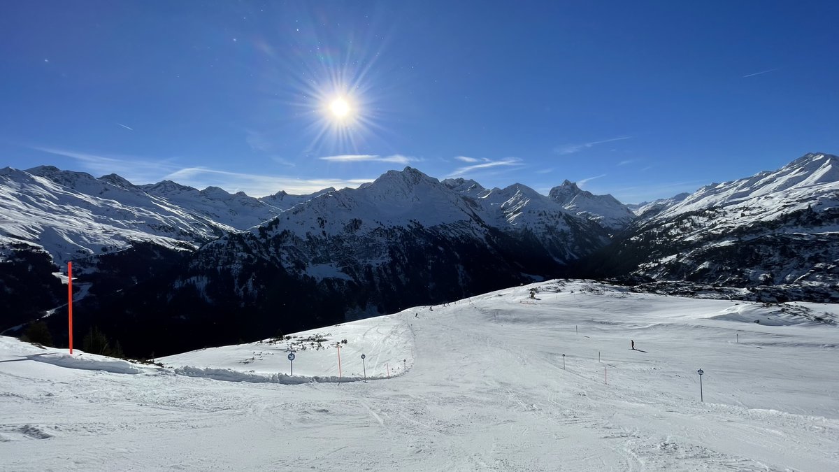 StantonReview's tweet photo. 🎿 Ski vacation anyone? 🤩 Schneehöhe / Snow depth (total):
#Valluga 255cm, #Galzig 165cm, St. Christoph 150cm, #Gampen 105cm, #Rendl 105cm
#stantonamarlberg 
👉 https://t.co/uN626bxMBY
Photos by IG @ kathilaimer👍
#arlberg #inTirol #austria #skiresortlife #skiing #winter2023 https://t.co/0MNRQhHJGa