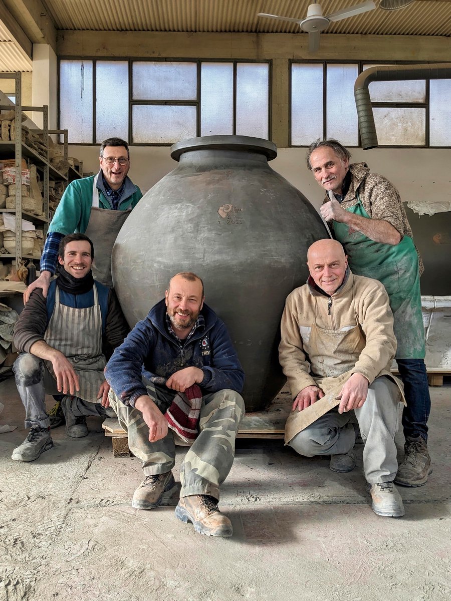 ArtenovaInfo's tweet photo. 🧡 Il sogno della famiglia Parisi dura da trent'anni. Oggi spengiamo 30 candeline e rilanciamo la nostra produzione artistica🎂 🥂💐🎊 #birthday 30 anni di #Artenova
Leggi con noi la storia della nostra azienda: https://t.co/z3eYFJ3S8l
#keepintouch #terracotta #artistica https://t.co/0RTcSnt5hJ