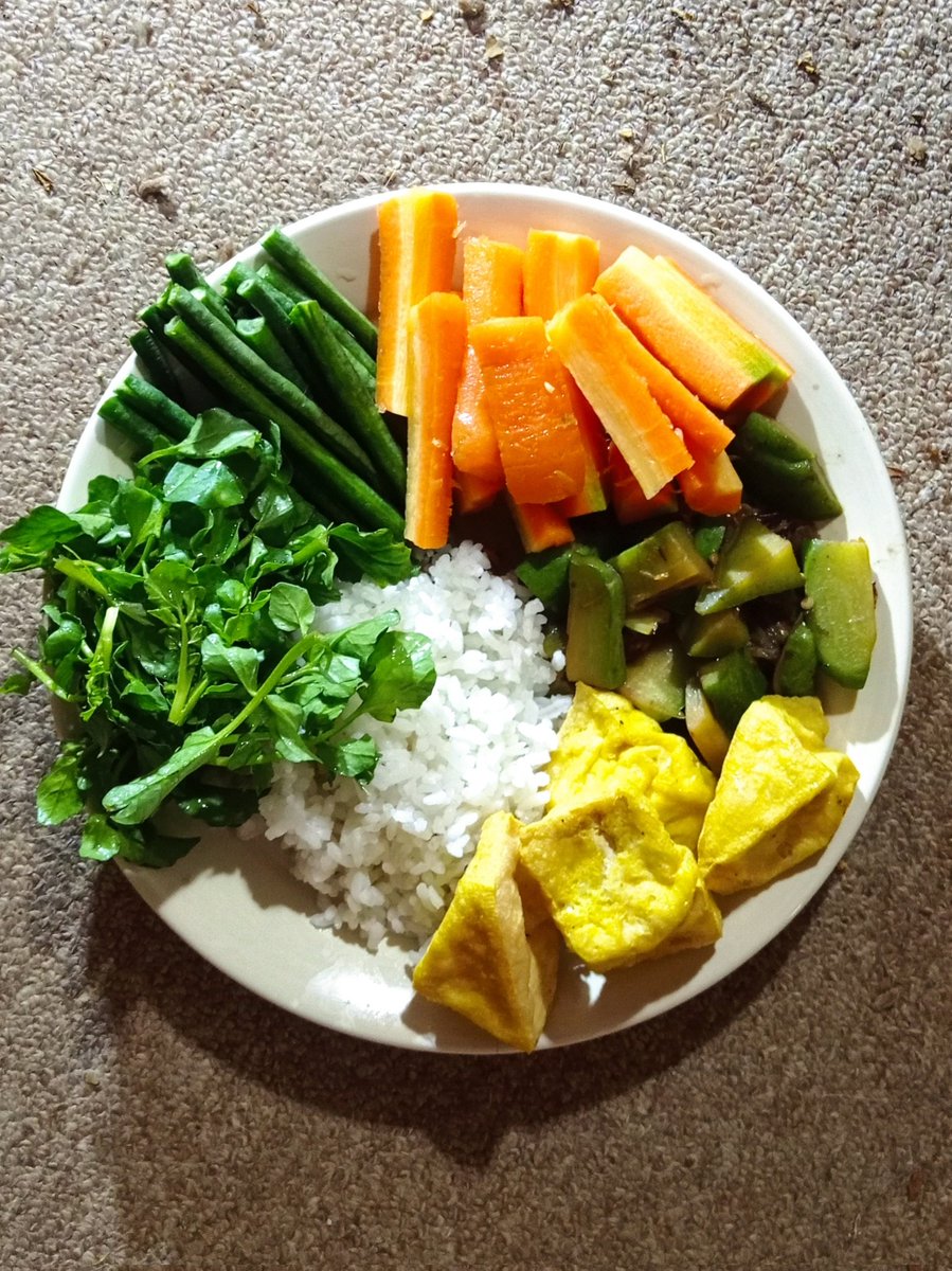 dhenokhastuti's tweet image. Hari ke-19 FC. Masih konsisten, kok. 

Sempat curang karena lapar sangat. Paginya sarapan buahnya kurang banyak. Jadilah makan kwetiau goreng dengan segala krentilannya itu 😁

#foodcombining