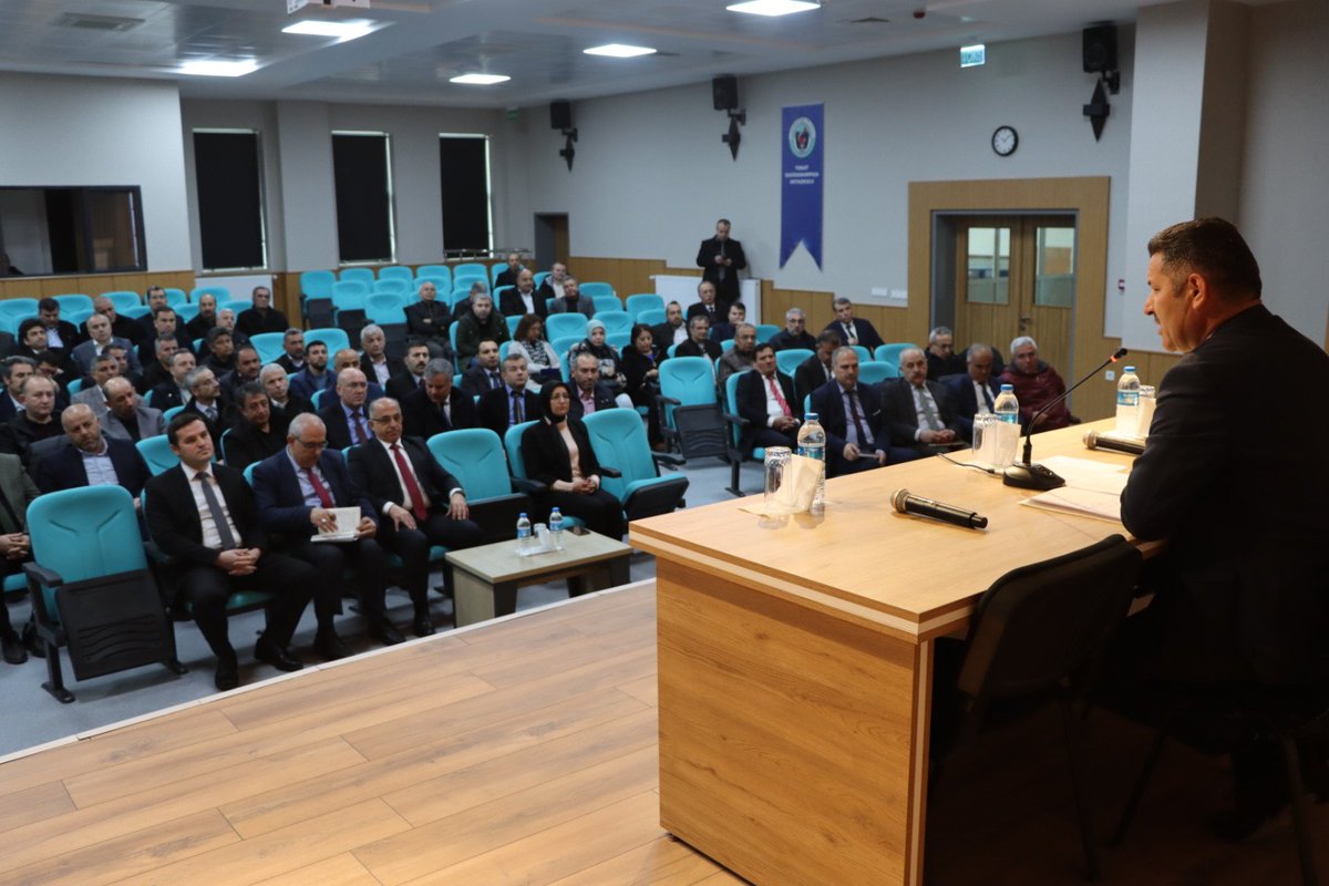 tokatmem's tweet photo. İl Millî Eğitim Müdürümüz Sn. Ahmet Özdemir başkanlığında Merkez Okul Müdürleri Toplantısı gerçekleştirildi.

Müdürümüz toplantıda yaşanan deprem felaketi sonrası Müdürlüğümüzce yapılan çalışmaları değerlendirdi, okul müdürlerimize özverili çalışmaları için teşekkürlerini iletti. https://t.co/sdC5Fdtgiq