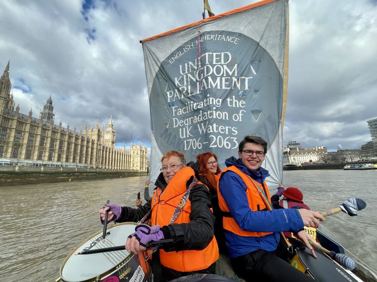 XRebellionUK's tweet image. 🚨BREAKING🚨

Rebels take to the Thames in their very own Viking longship to send the #TorySewageParty a very special message as part of the #DirtyWater campaign.