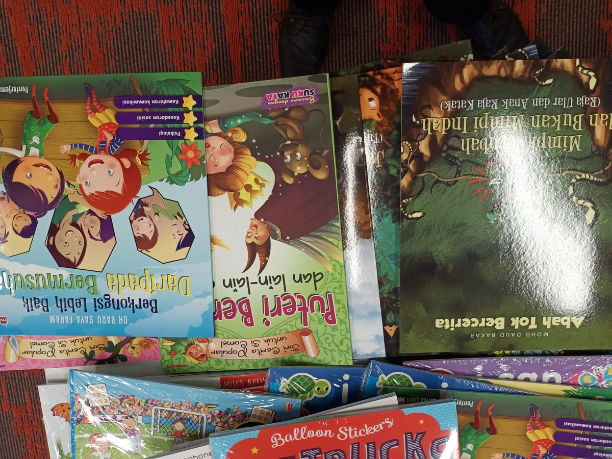LibraryHISKL's tweet photo. Our book fair sales are brisk! Come and get yours today and tomorrow! Bahasa books are also on sale🎓 @HELPISKL #HISBookWeek #HIS_Learning https://t.co/ayFJepPDoJ