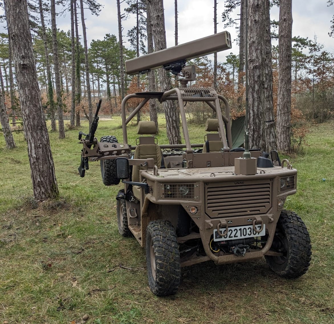 TheatrumBelli's tweet image. Présenté à Castres durant l'exercice #ORION, le #fardier de #UNAC armé d'un lance-roquettes activées par induction #TELSON4 de @Thales LAS/VTS France. 
INTEROPERABILITÉ : Les #roquettes sont identiques de celles tirées par le Tigre et par le drone Patroller dans sa version armée.