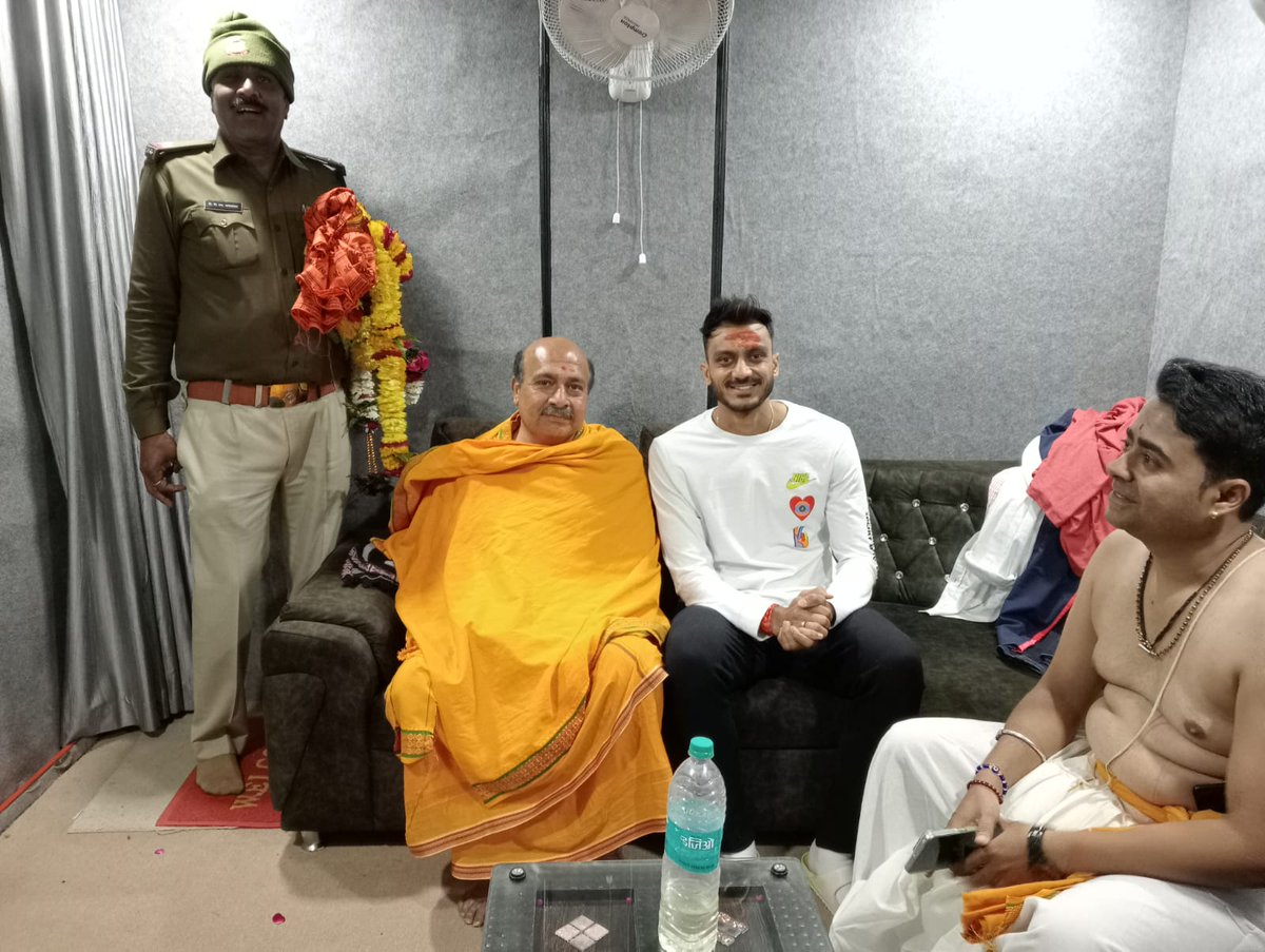 Ashokrohanibjp's tweet photo. महाकाल मंदिर उज्जैन में भारतीय क्रिकेट टीम के ऑलराउंडर @akshar2026 जी से मुलाकात हुई।
आगामी 1 मार्च से शुरू होने जा रहे ऑस्ट्रेलिया के विरुद्ध टेस्ट मैच तथा बाकी सभी मेचों में उनके उत्कृष्ट प्रदर्शन के लिए उन्हें शुभकामनाएं दीं।#indiancricketteam #axarpatel #ujjain #ashokrohani https://t.co/DQB1ZDT7kO