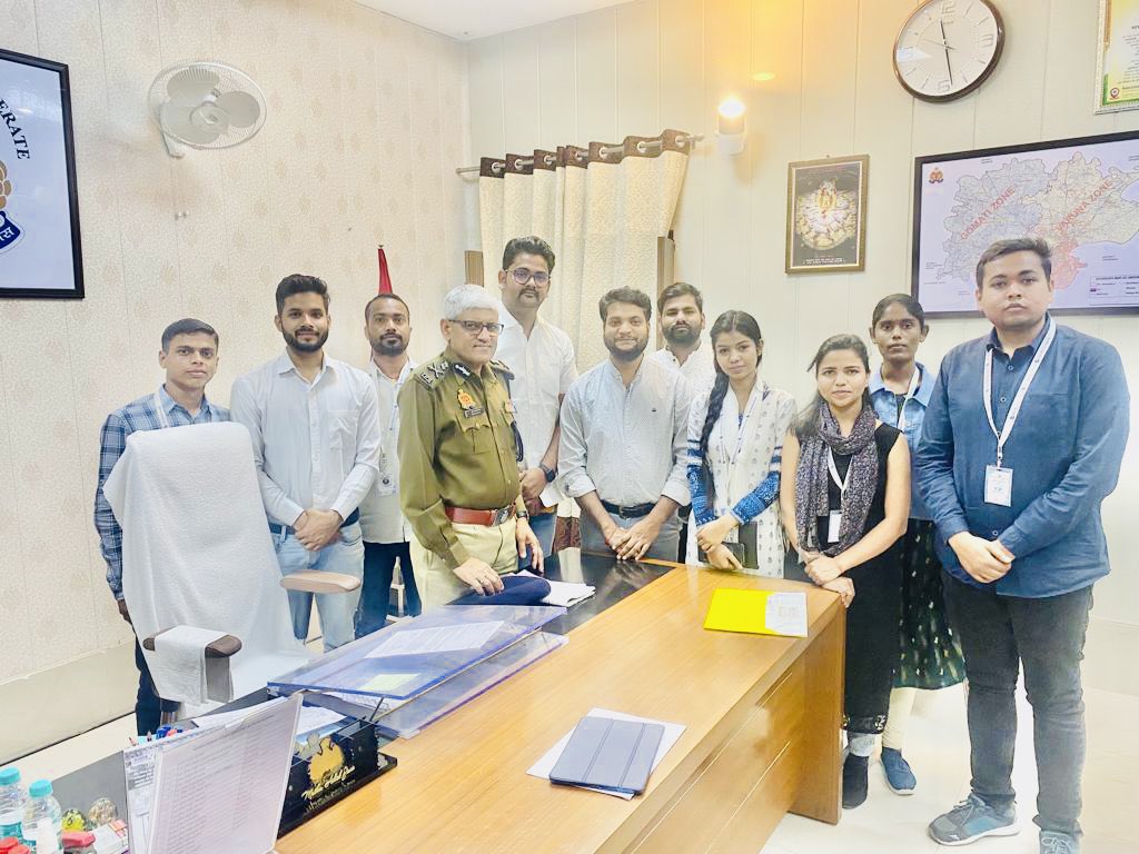 Diviwelfare's tweet photo. @Diviwelfare team and founder @Beerabhadra met the @varanasipolice commissioner Mutha Ashok Jain sir regarding the cyber crime awareness programme in Varanasi.
 @Cyberdost @StaySafeOnline #cyberpolice @DISFFCY https://t.co/uyFgcXEhrr