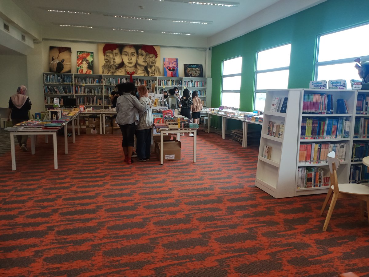 LibraryHISKL's tweet photo. Our book fair sales are brisk! Come and get yours today and tomorrow! Bahasa books are also on sale🎓 @HELPISKL #HISBookWeek #HIS_Learning https://t.co/ayFJepPDoJ