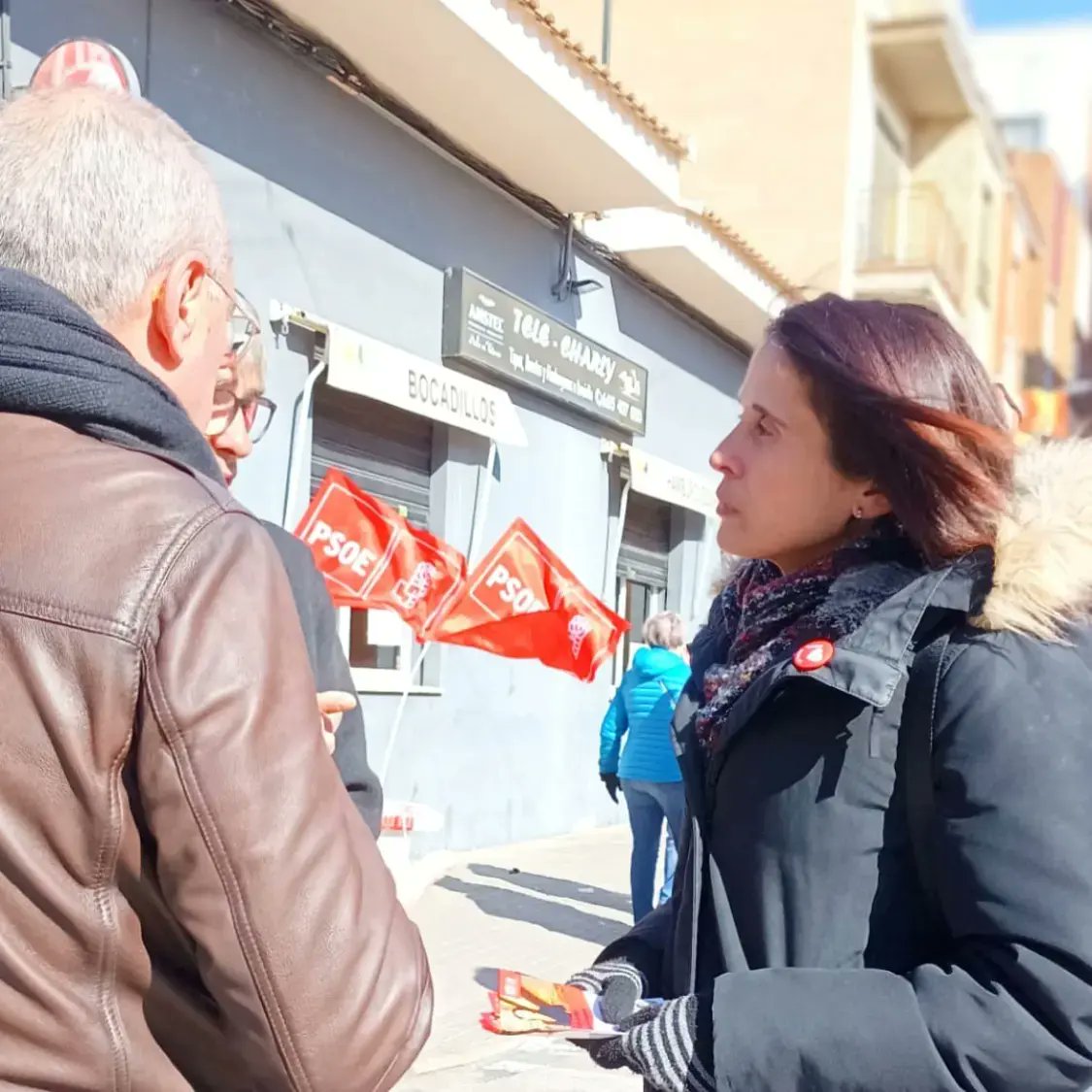 Noemi61038044's tweet image. 📢REUNIÓ AMB MAJORS

📅Divendres 3 març
🕦18 hores
📍Centre Social carrer Senyera

🌹Amb motiu d'informar-vos sobre aquesta convocatòria, "Tu tens la veu", part de l'equip del @PSPV_PVallbona  ahir vam instal.lar un punt d'informació al Mercat. 
 #viurelapobla #LPV