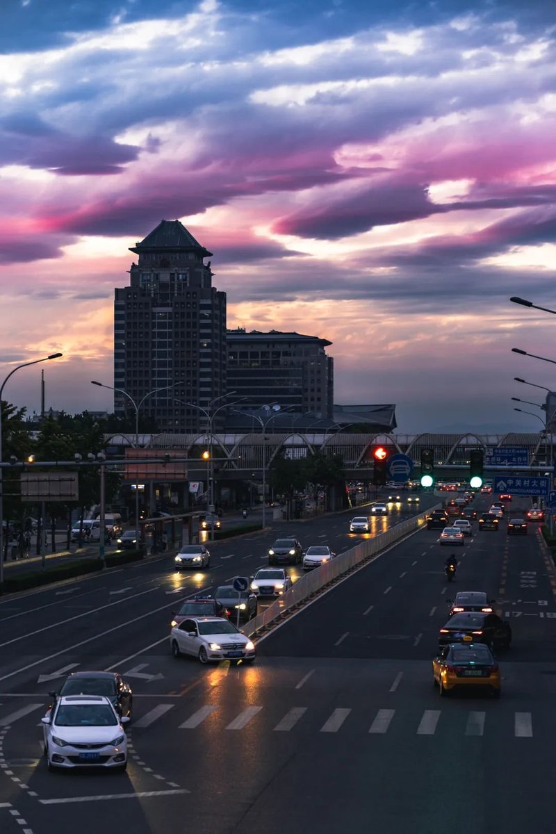 #PKUCampus is blessed with a sky full of magical charm! 🌆⛅🏙Any idea what type of #cloud it is in this breathtaking scenery captured by our student photographer? 

📷: Huang Zhe